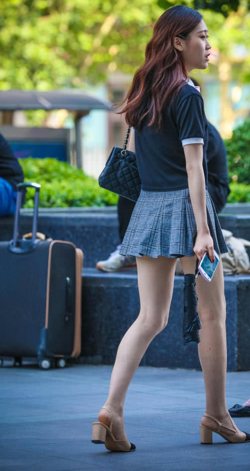 气质小姐姐超短裙尽显白皙大长腿，学生装的穿搭让她吸眼无数
