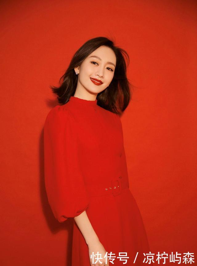 牛仔裤:王鸥盛世美颜真不假!穿蓝色露肩上衣配牛仔裤,“上宽下紧”太美