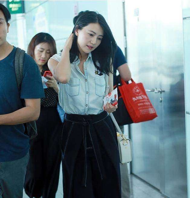 高圆圆素颜出镜,脸垮膀粗,这还是我们认识的街拍达人,不老女神