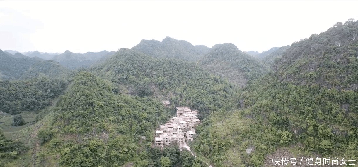航拍 广西这个小山村房子建在半山腰上, 有一家不合群, 建得最高
