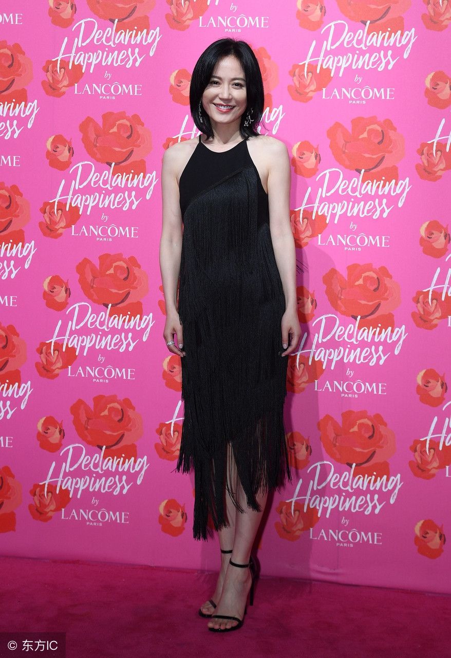 俞飞鸿真会穿，一袭黑裙魅力不减，网友:有气质的人怎么穿都美