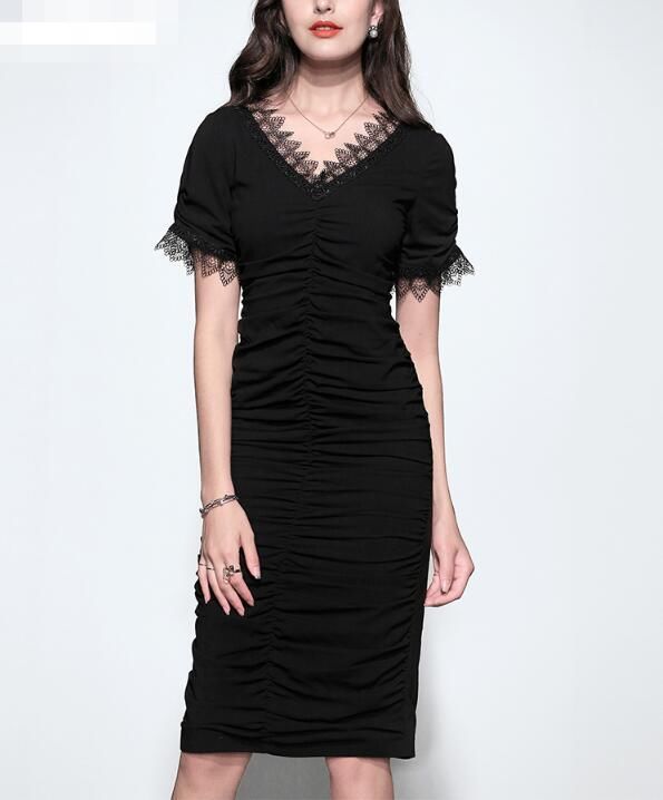 穿着欧美款短袖蕾丝显瘦连衣裙，气质不同凡响