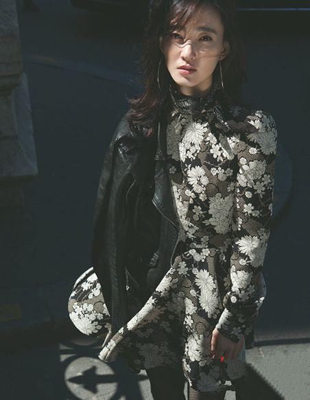 王丽坤网眼黑丝街头照，性感泼辣，变身坏女孩