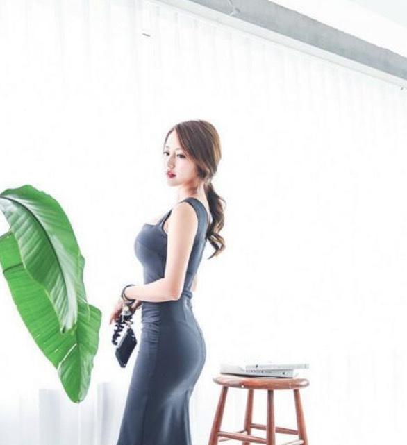紧身裙让女人更具时尚魅力，窈窕的曲线，倍显优雅味道。