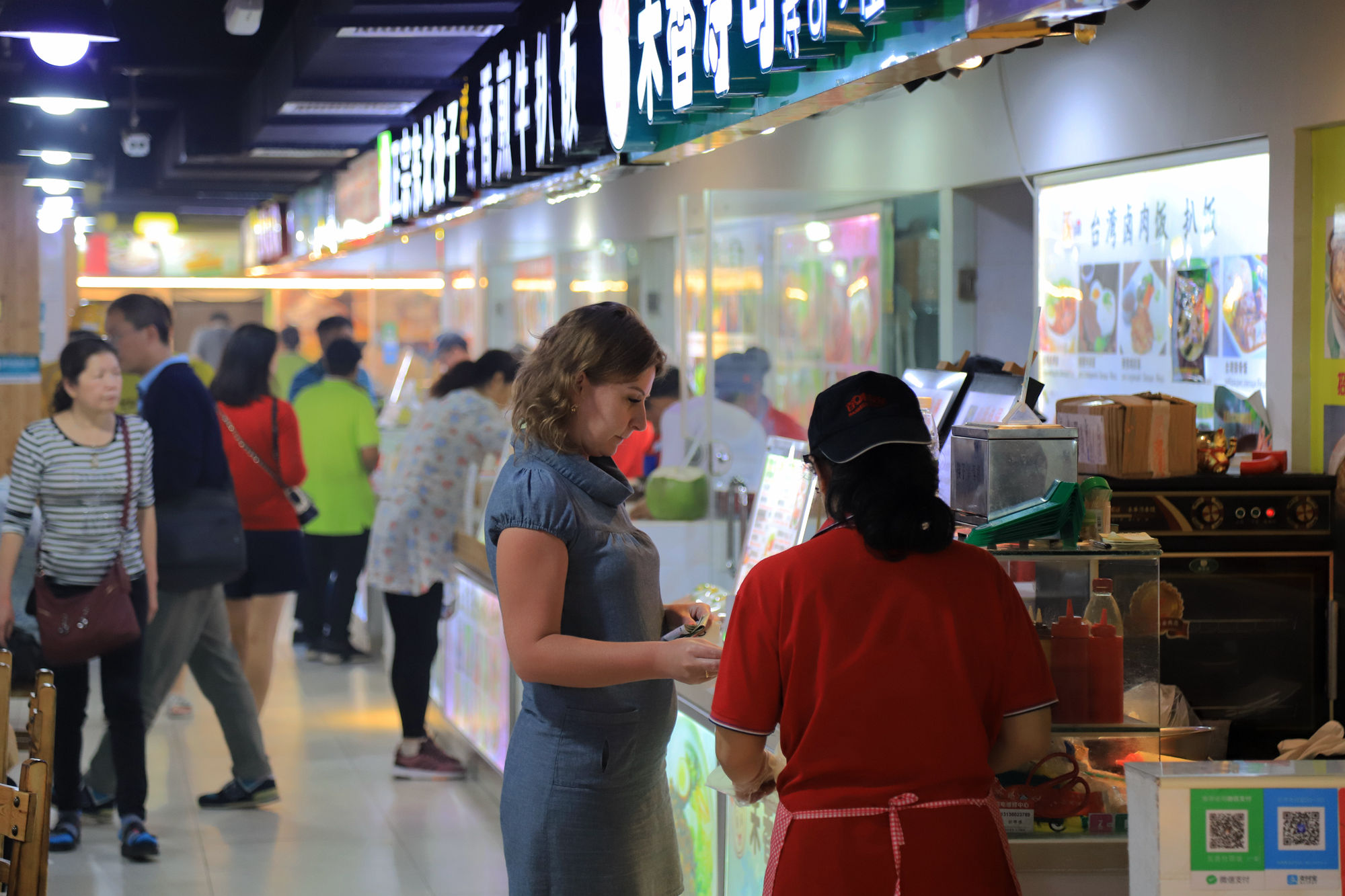 【遇上一座城】请到天涯海角来,一起去看比基尼大长腿的三亚微游