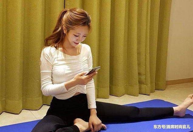 紧身打底裤小姐姐，展现出女性不一样的魅力与完美的身材!