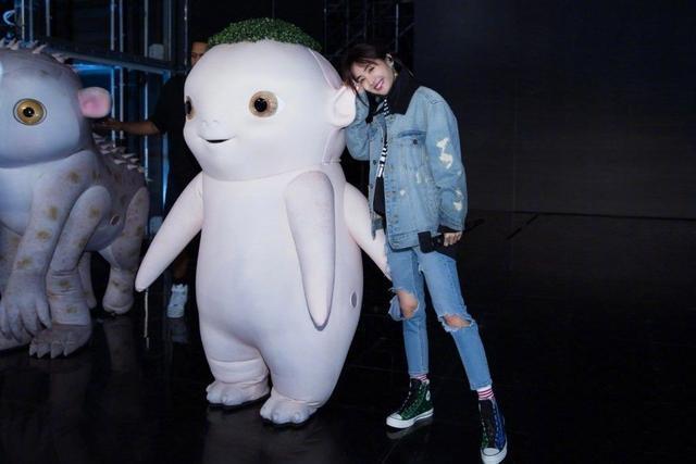 37岁蔡依林真敢穿!礼服从肩膀露到脚,网友:这尺度范冰冰都服