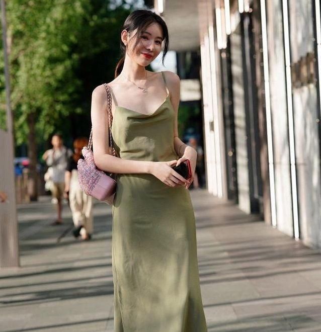  美女：裙装美女身材性感，皮肤白皙，彰显优雅气质！