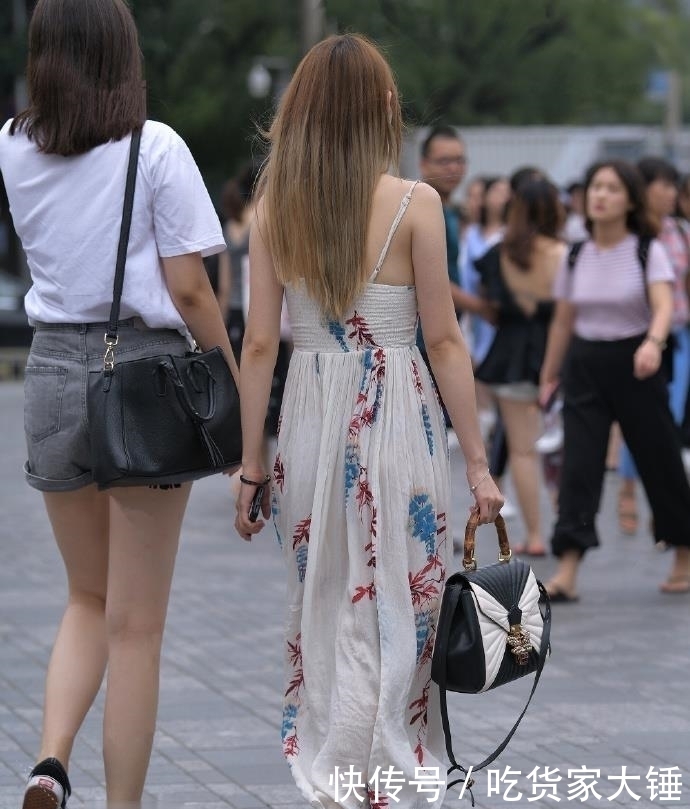  吊带■街拍：身穿吊带枫叶裙的小姐姐，魅力十足的女神范儿！