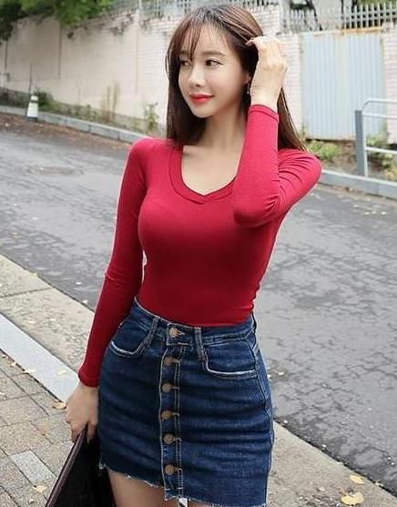 撩弄头发的小姐姐，有一种让人无法抗拒的魔力，满满的女性魅力！