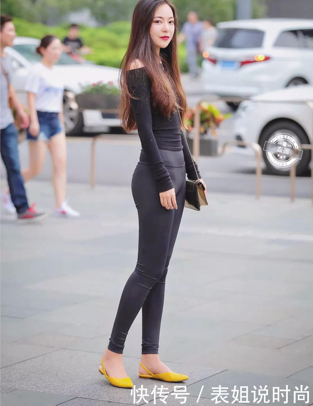 千娇百媚人间尤物，前凸后翘的小姐姐，紧身装勾勒出傲人身姿