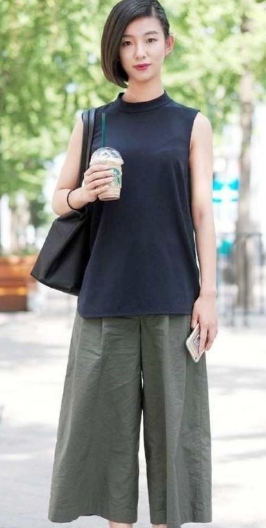  『恬静』街拍：白色的外衣配白色短裤，美女打扮的很恬静，长相清秀又美丽
