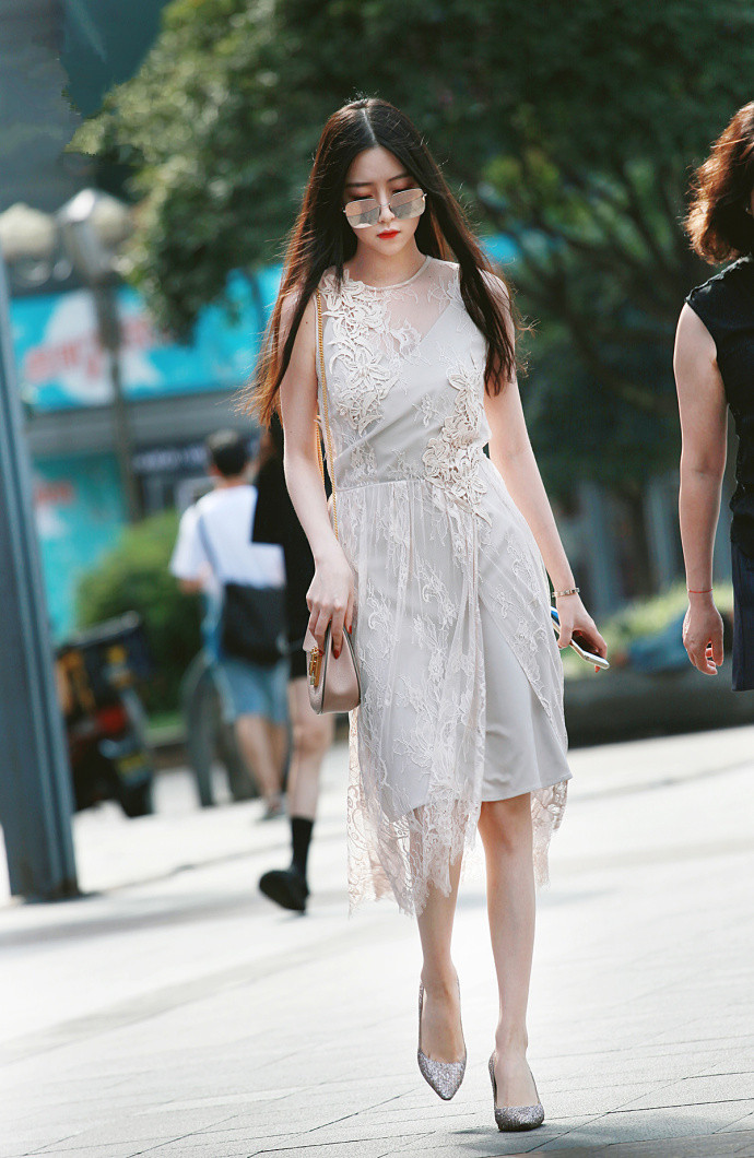 路人街拍：小姐姐的丝纱长裙好性感，高挑身材，恰到好处的女人味