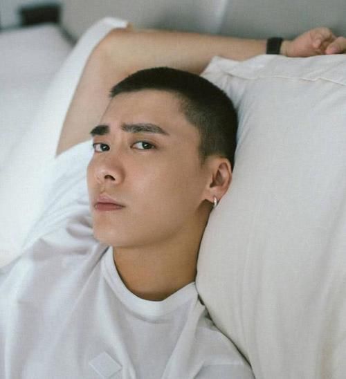  试试：男生“不烫不染”的发型，试试这几款，剪完时髦又帅气