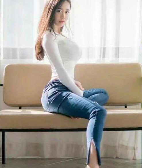 紧致修身的牛仔裤小姐姐，秀孾女人的完美身姿，韵味十足！