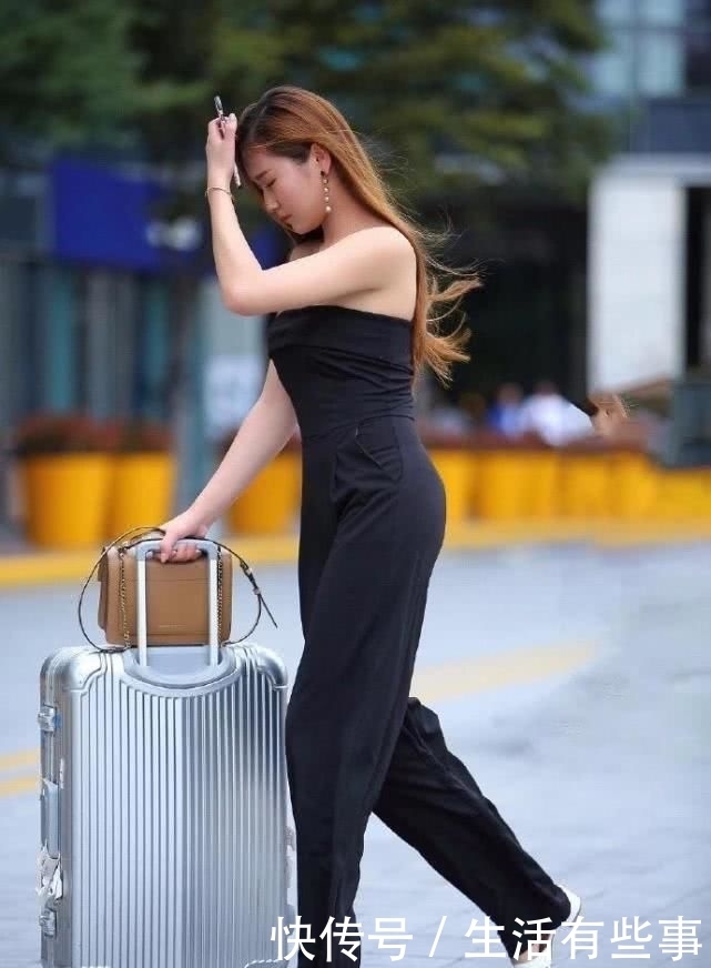  「白皙」街拍：紧身的黑色抹胸裙，彰显的妹子凸出而白皙，优雅而性感