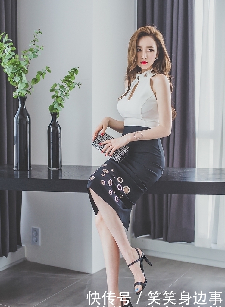  『韵味』街拍：美女性感的身姿迷人的长相很吸睛，彰显不一样的韵味
