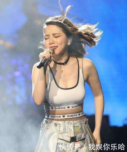 邓紫棋的5套衣服，吊带背心全靠两条带支撑，网友：佩服！