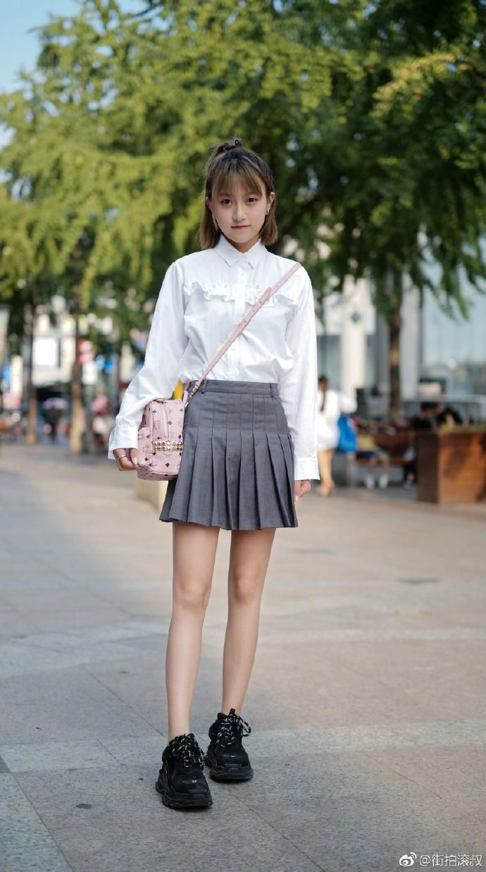 如果七夕节不知道怎么穿?那就穿白色上衣搭配长裤或者半身裙!