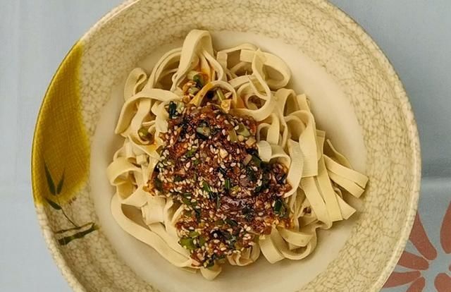  「营养」鲜香麻辣的凉拌豆皮，营养低脂，好吃下饭，相当简单的居家美食