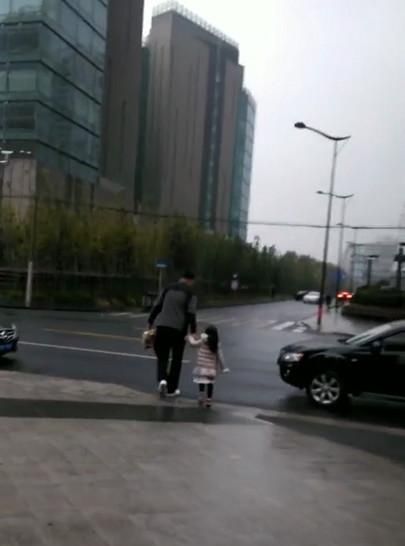 姚明带女儿购物,姚沁蕾蹦蹦跳跳跟在身后,父女俩牵手过马路超暖