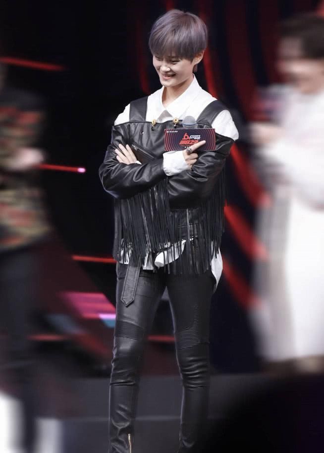 李宇春作为国内第一个民选出来的偶像，10多年一直保持着超高人气