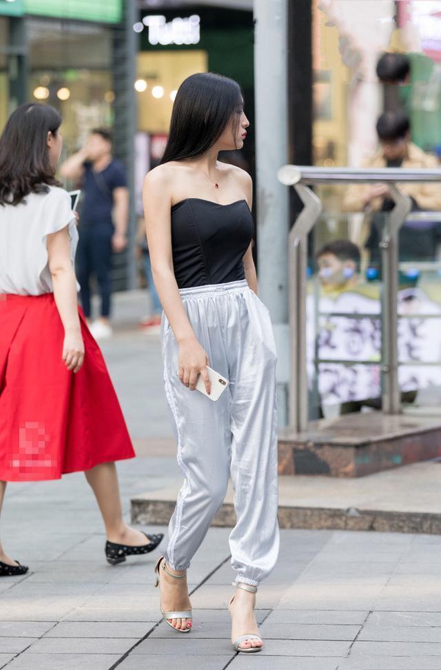 街拍：美女时尚美丽十足魅力，撩到你了吗？