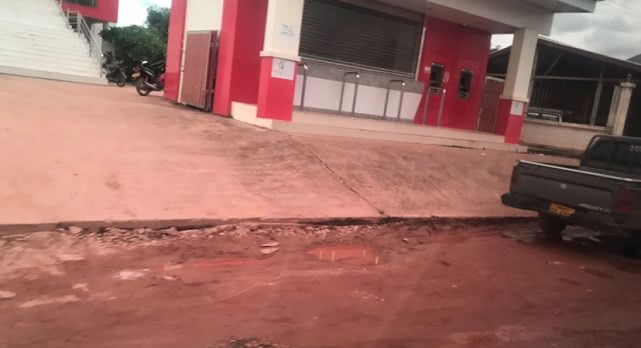 老挝中国旅行团车祸，14人死亡，实拍这里的公路路况到底有多差