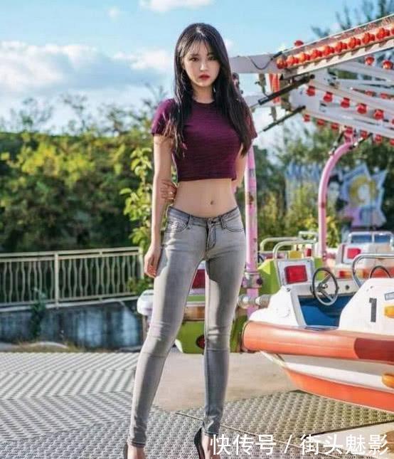 街拍：穿了条紧身牛仔裤，小姐姐背影就能征服你的眼球!