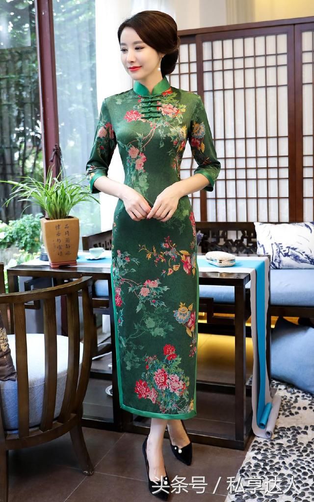 轻盈飘逸的长款香云纱旗袍裙，更有妩媚风情，更显优雅气质