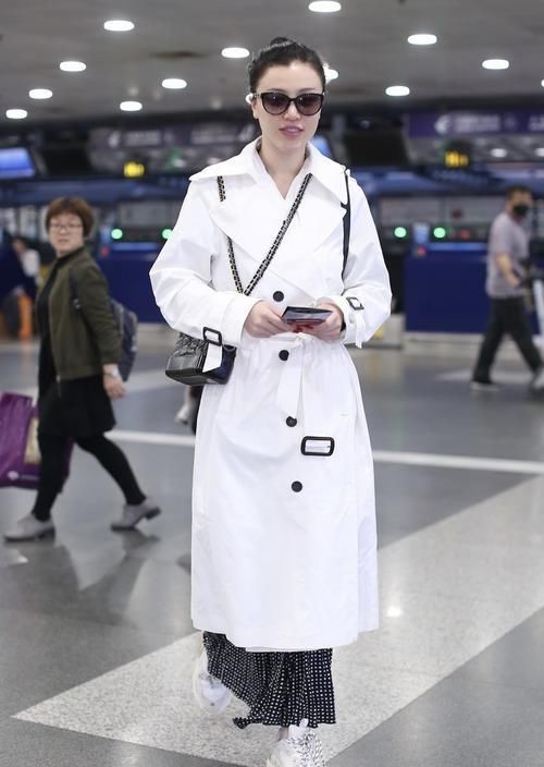  「度假」刘翔前妻复古港风写真，穿“泳装”秀饱满身材，度假风格随性潇洒