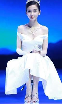 杨颖的鞋子到底有多重？竟然有4个鞋跟，想问她怎么走路呢？