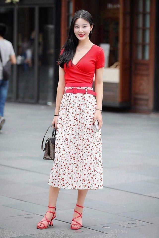 美女散步，高雅美丽皮肤柔嫩，长腿女神啊!