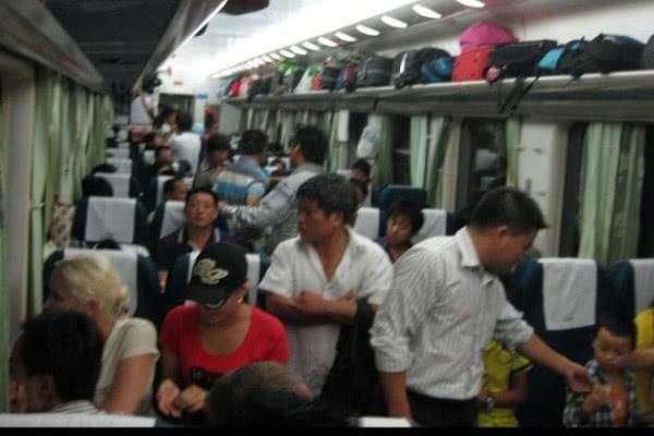 「坐火车」印度人来中国旅游,第一次坐火车,这行为让旅客无语