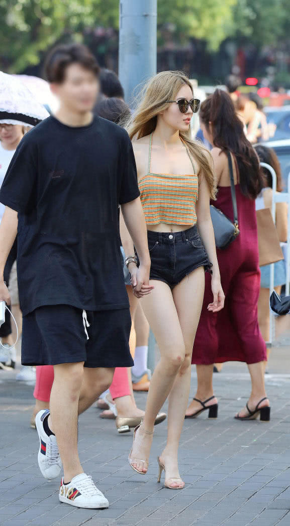 性感小姐姐穿露背装秀出白皙优美的背部曲线，一双长腿非常吸睛