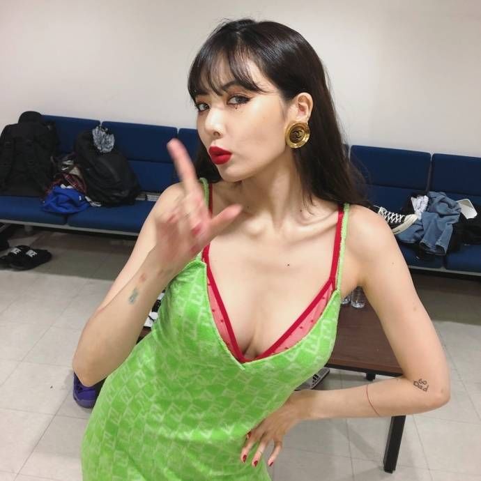 泫雅身穿深v吊带大胆露出傲人事业线，黑发红唇性感迷人