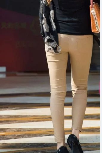 气质小姐姐紧身裤霸气上街，裹出丰腴的臀部，不是一般人还真驾驭