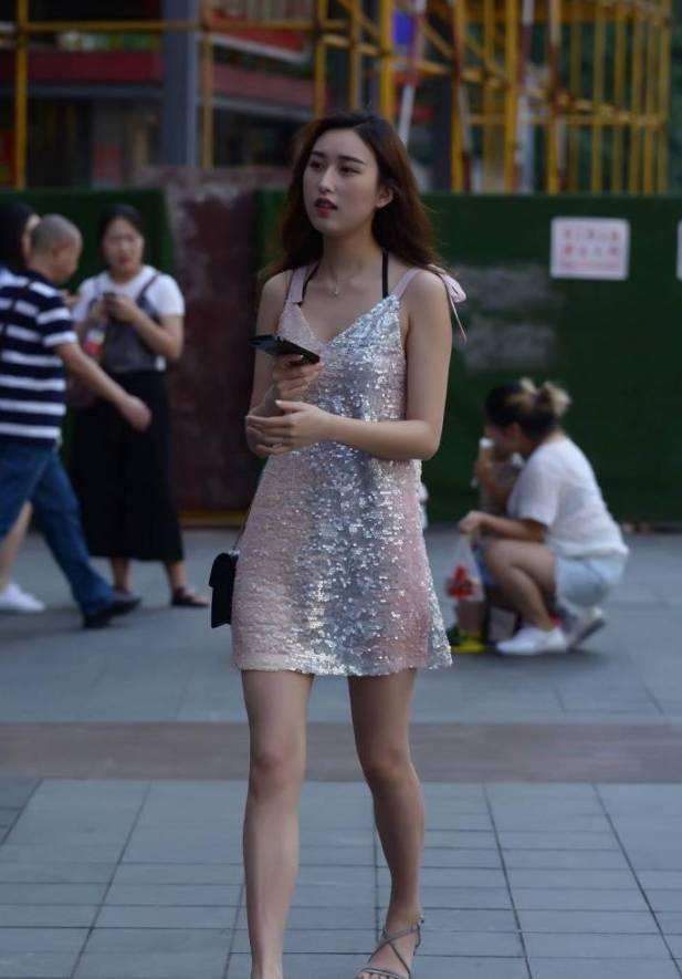 街拍: 微胖的吊带裙美女, 小心机十足!