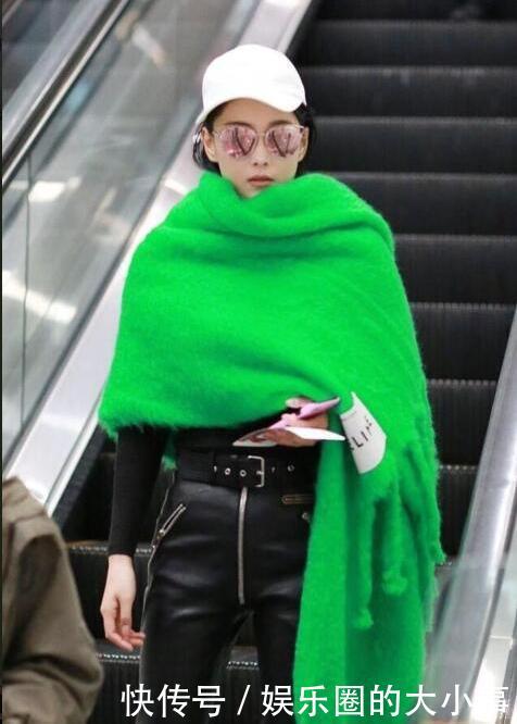 张馨予在机场又被“绿”了，这身穿搭穿在每个人身上都不会协调的
