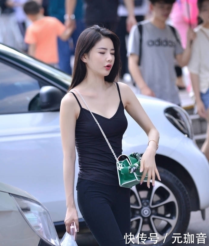 女人:成熟的女人也很美,小姐姐紧身裙秀出时尚之美