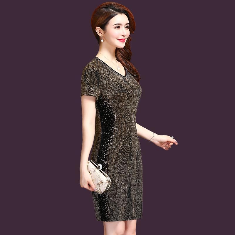 若你过了45岁，推荐你穿这，洋气小衫+黑裤子，时髦显嫩还显白