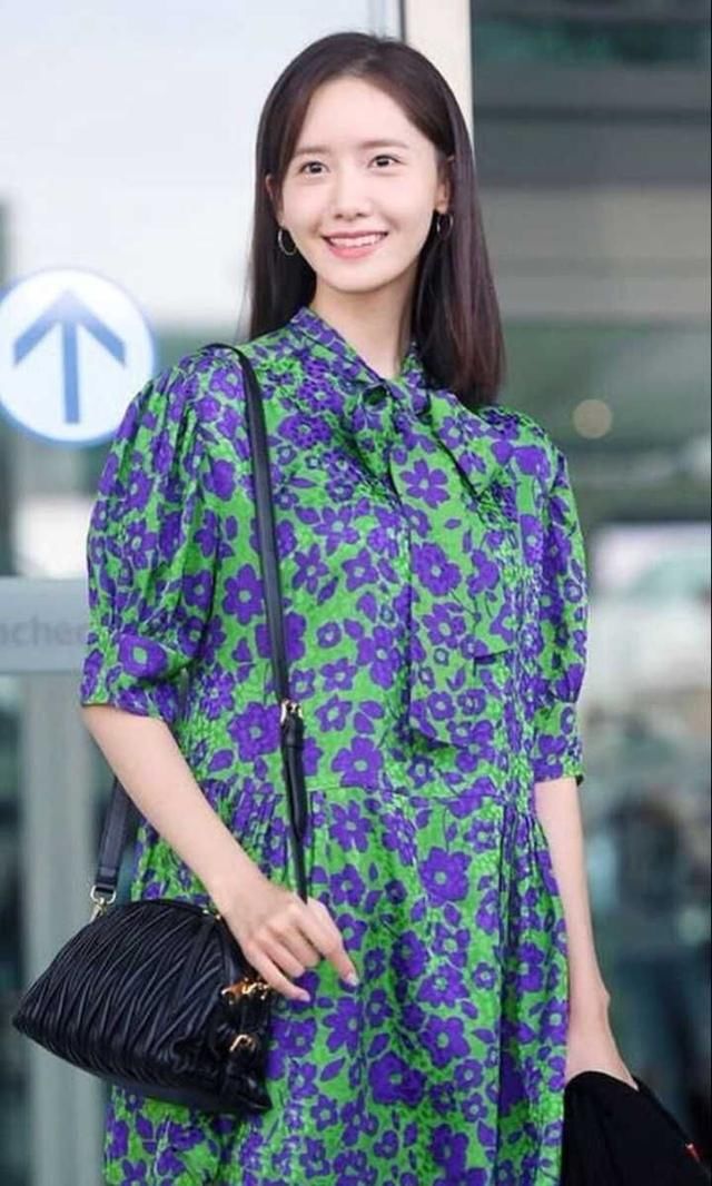 林允儿真大胆！竟挑战绿色碎花裙，女神变“村姑”，土的很自然！