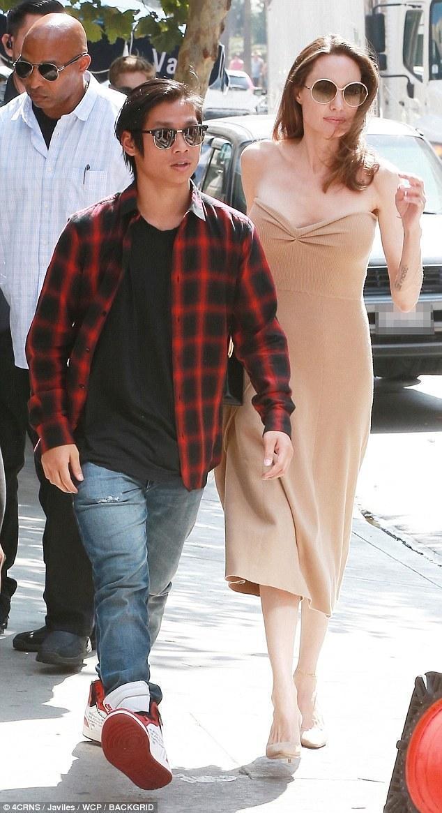 安吉丽娜朱莉终于胖了，宽松T恤都能穿满，穿平底鞋气场还是强