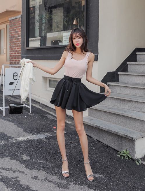 街拍 黑色短裙美女，丰腴身材，天使容貌！