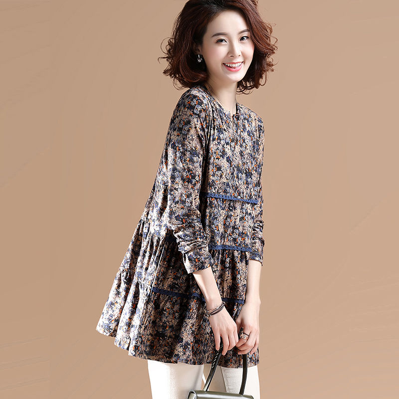 入秋后小姨只穿秋小衫，穿着嫩美又减龄，明明40岁，都说是我姐