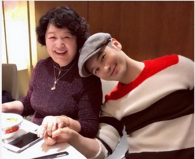 且不论黄晓明与疫苗事件有关还是无关，至少看得出来他是一个孝子