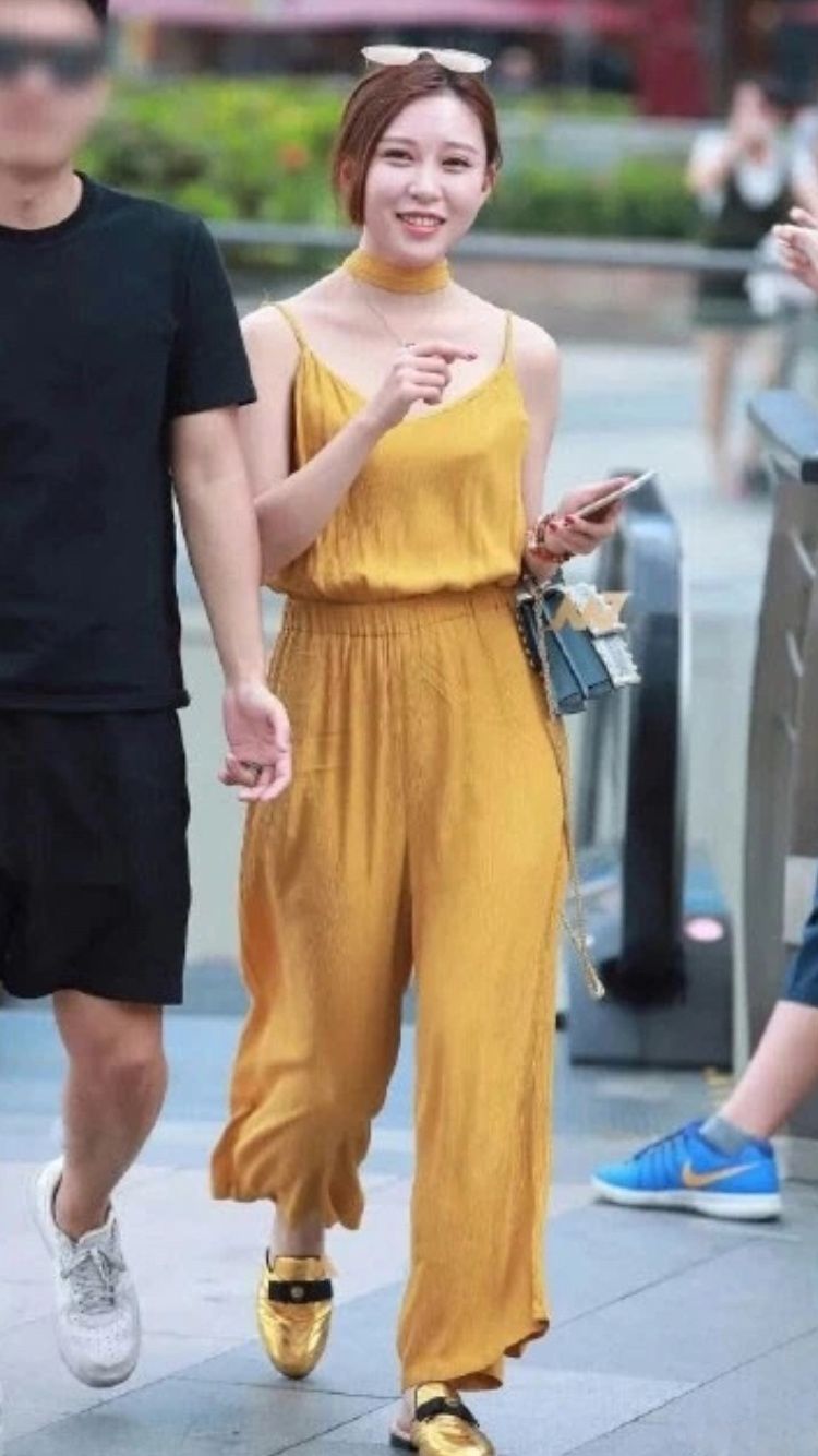 性感街拍丨这么小鸟依人的小姐姐，真羡慕她男友!