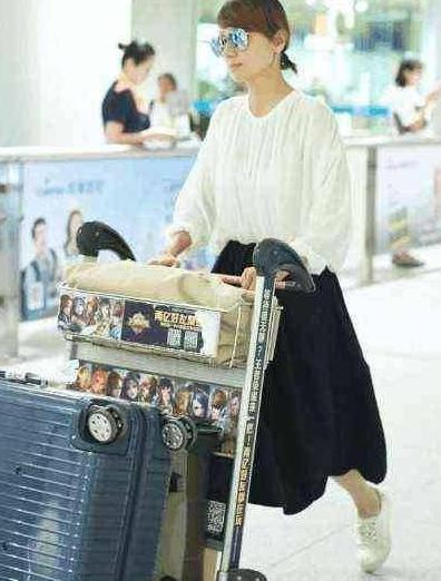 袁泉简约范儿现身机场，瘦成“纸片人”, 网友: 发型比唐晶美