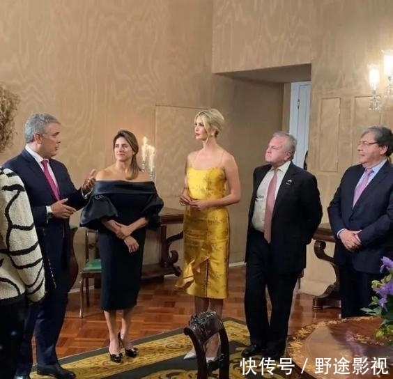  [追求丰腴]伊万卡真是金发尤物！穿金色吊带裙盘淑女头，180身材美翻了