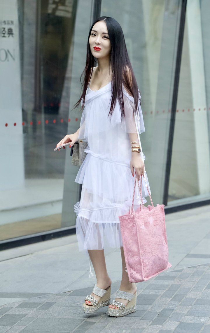 街拍：美女身材真好，怎样穿都能表现曼妙的身段曲线！